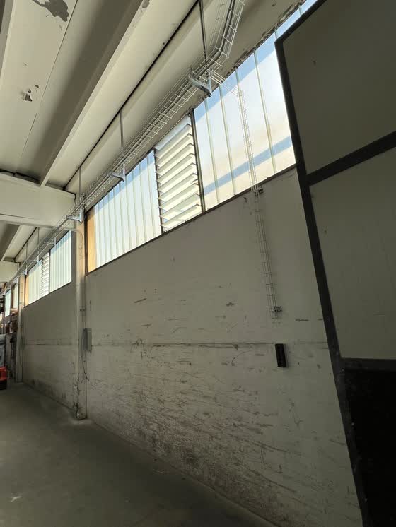 Interno di un capannone industriale durante i lavori