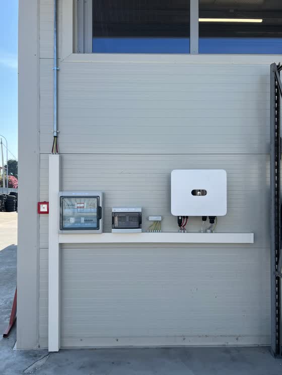 Quadro e inverter fotovoltaico a parete, altra vista