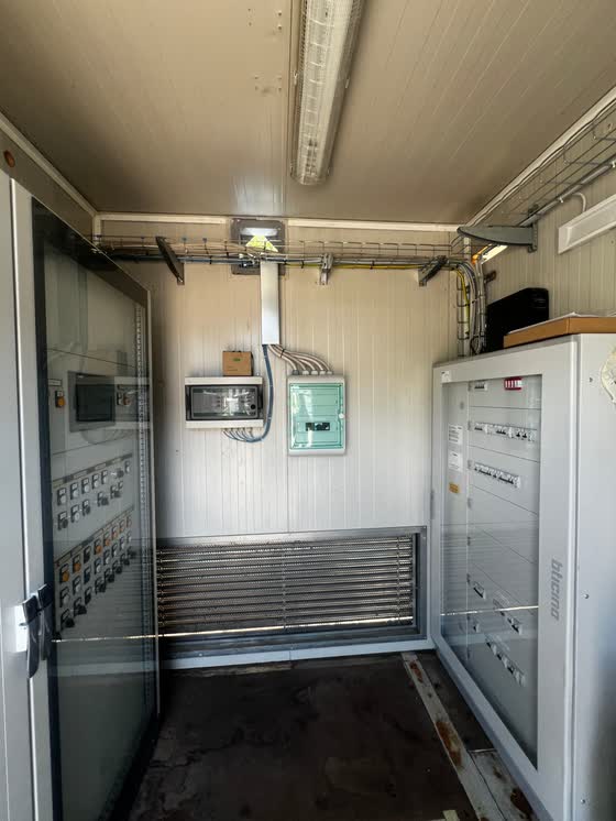 Locale tecnico con armadio quadri e batteria di accumulo, altra vista