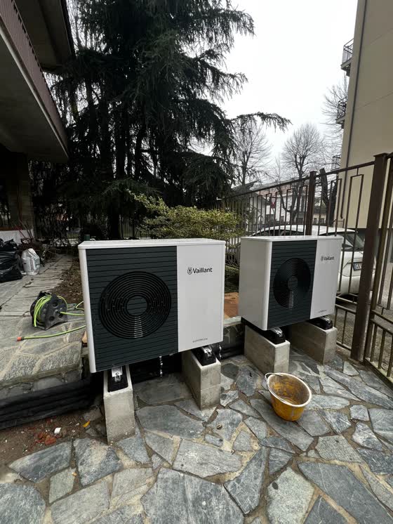 Due pompe di calore Vaillant installate all'esterno