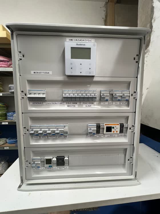 Quadro con pannello di controllo per caldaia e pompa di calore