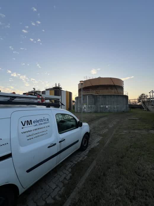 Furgone VM Elettrica in un impianto industriale