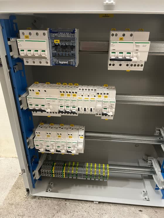Quadro elettrico Schneider Electric completo e cablato